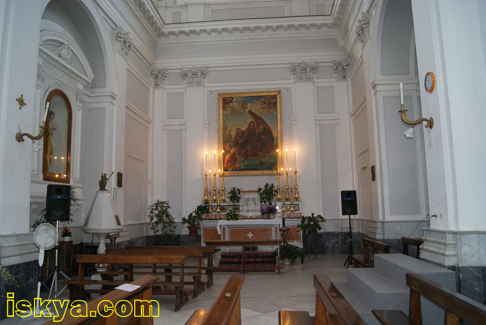 Altare dedicato a San Francesco di Paola
